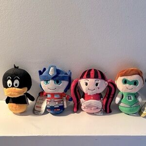 A mixed bag of Hallmark itty bitty misfits, prime for the picking 🩷💙